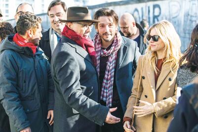 Diego Luna protesta contra Trump en Berlín