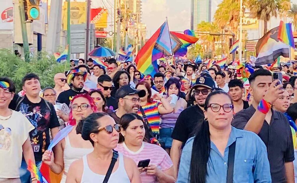 Con banderas multicolores, pancartas y consignas, las y los participantes hicieron un llamado a erradicar la discriminación. Foto: Amalia Escobar / EL UNIVERSAL