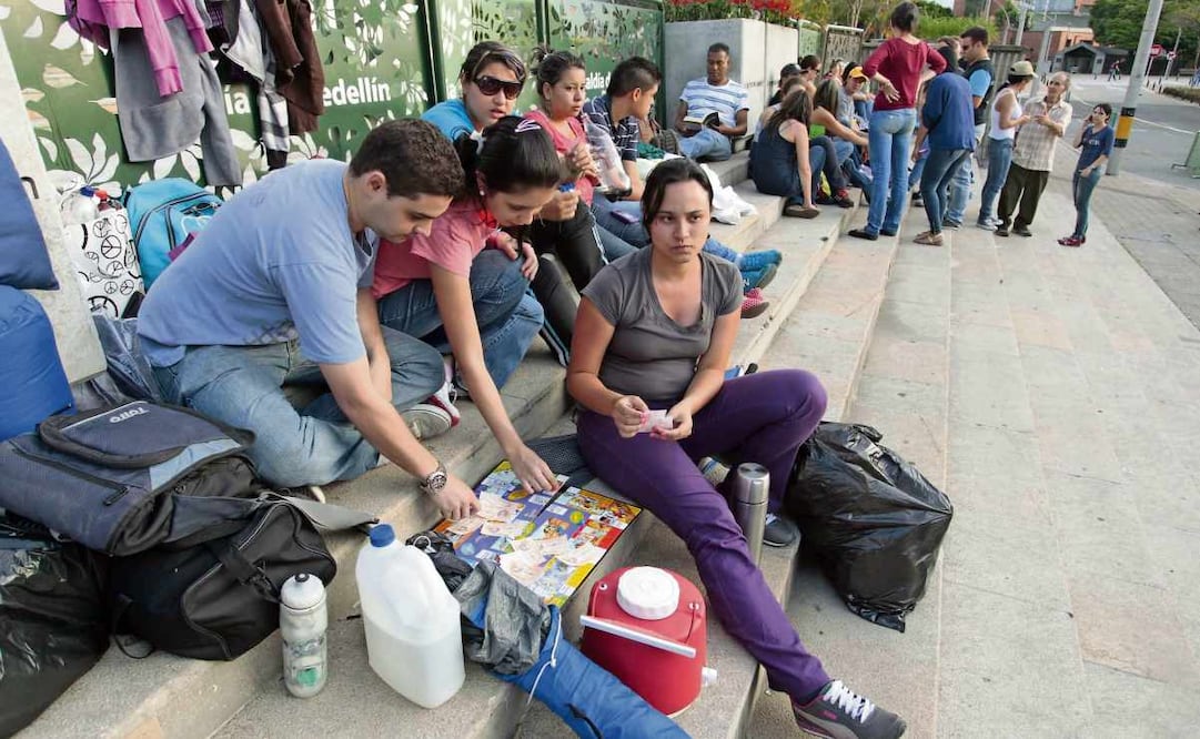 Estudiantes de medicina hacen fila para postularse en una escuela en Medellín, Colombia. Muchos jóvenes que buscan mejorar sus perspectivas en la carrera terminan emigrando a países como Argentina, de acuerdo con cifras revisadas por el diario La Nación. Foto: Guillermo Ossa / El Tiempo / GDA