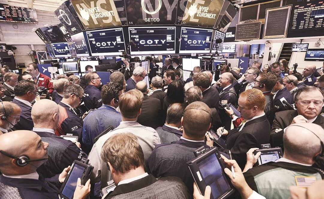 En las primeras operaciones, el índice industrial Dow Jones bajaba 0.34%, en tanto el tecnológico Nasdaq caía 0.68% y el índice ampliado S&P 500 -de las 500 empresas principales- perdía 0.53%.