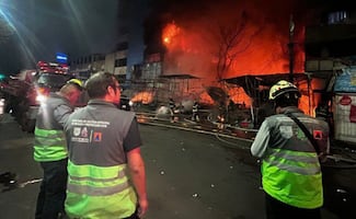 Fuerte incendio en inmediaciones del Mercado Sonora moviliza cuerpos de emergencia; fuego consume puestos semifijos 