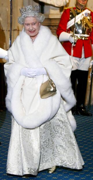 Reina Isabel II usará piel sintética para nuevos vestuarios