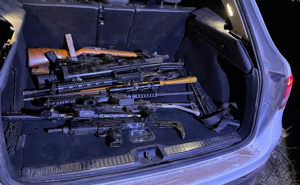 Auto transportaba arsenal en Sinaloa (05/01/2026). Foto: Especial