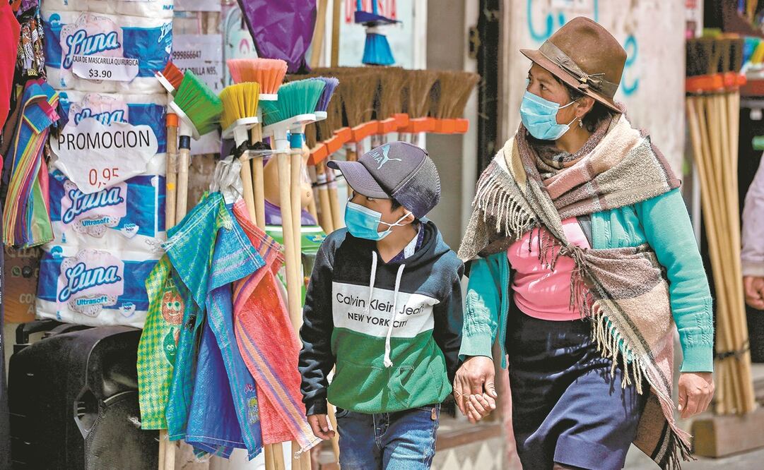 Una mujer con su hijo en Riobamba. El indígena, abogado y ambientalista Yaku Pérez, del Movi- miento de Unidad Plurinacional Pachakutik, está en tercer lugar de preferencias, de acuerdo con sondeos. Foto: José Jacome. EFE