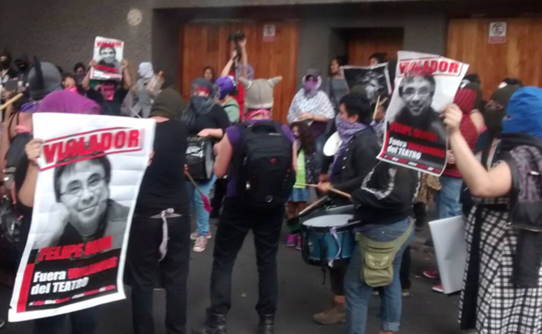 FOTO: imagen de la protesta de mujeres en el teatro Coyoacán, del pasado domingo 29 de mayo.