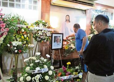 Llevan flores y manzanas al Profesor Jirafales