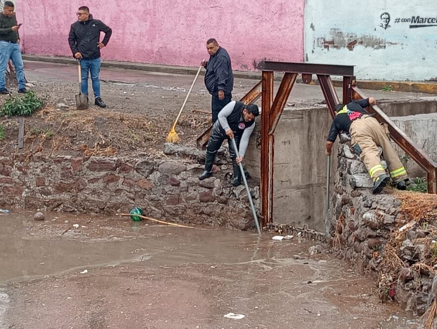 El gobierno de Ecatepec se declara en alerta máxima por lluvias, por lo que se realizan trabajos de desazolve y retiro de basura en barrancas, canales y zanjas. (Foto: especial)