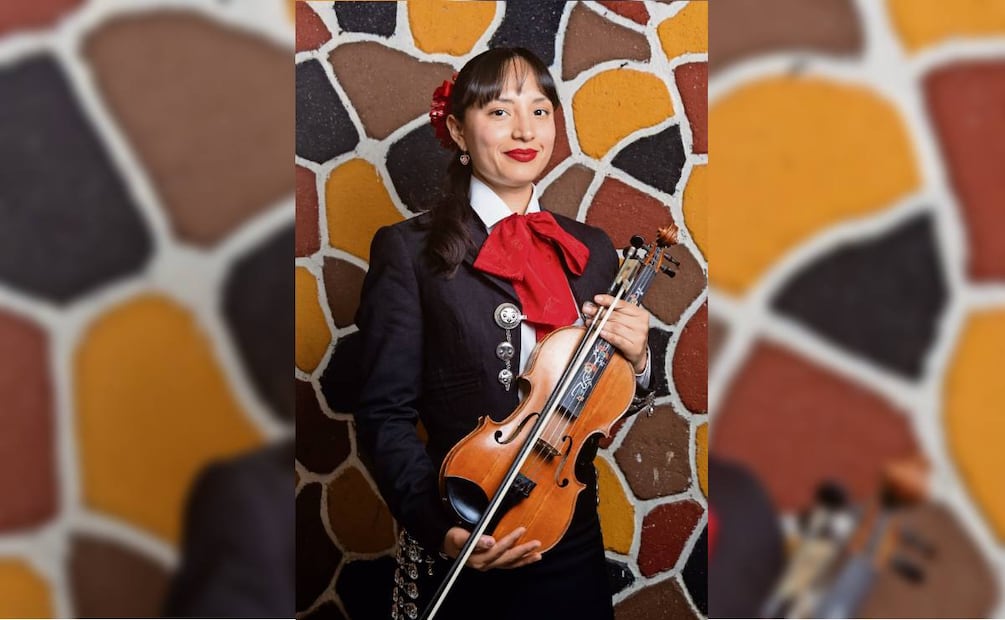 Desde hace seis años Rosa es violinista y cantante. Foto: Hugo Salvador/ EL UNIVERSAL