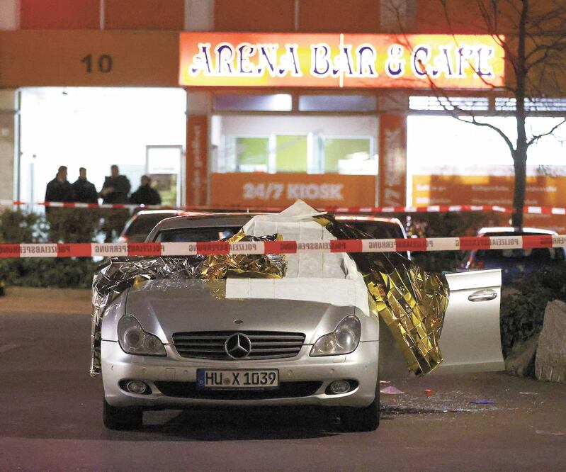 Un automóvil en uno de los locales donde ayer ocurrieron los tiroteos en Hanau, Alemania. Foto: KAI PFAFFENBACH. REUTERS