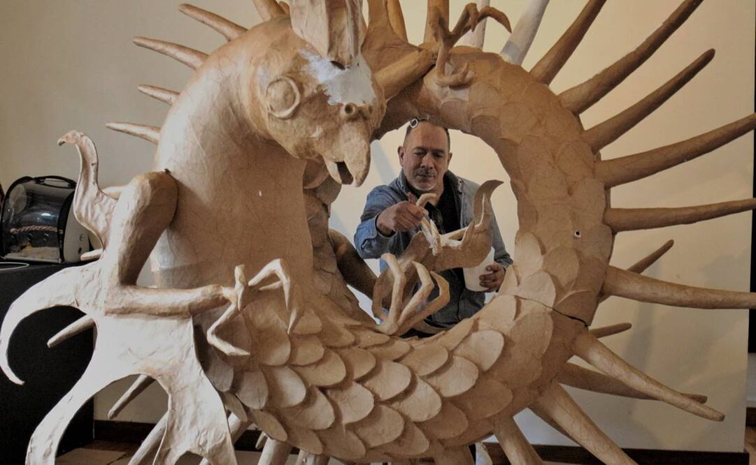 Mauricio Mercado Garcés, uno de los tres artistas que elaboraron el alebrije Lor Enzo que participará hoy en el desfile en Paseo de la Reforma. Foto: Ivonne Rodríguez / EL UNIVERSAL
