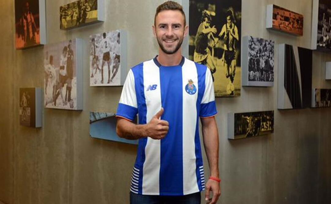 Miguel Layún posa con su nueva playera. Cortesía: FC Porto