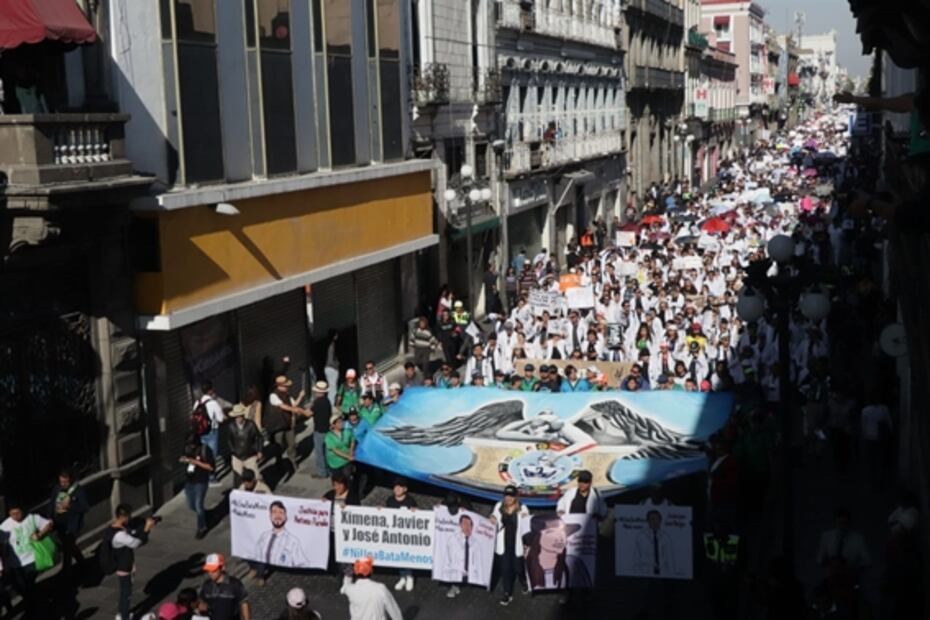Miles de estudiantes marchan en Puebla para exigir seguridad