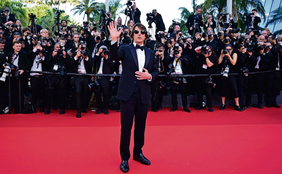 El elenco de la cinta, con Tom Crusie y el director Christopher McQuarrie al centro, se tomaron una selfie. Foto: AFP, AP y EFE