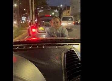 Video. Alertan en redes por mujer que "sale de cajuela" y finge ser atropellada o agredida por conductores