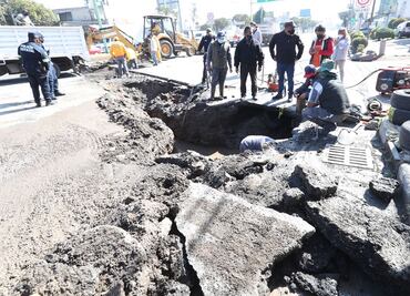 Socavón causa caos vial en inmediaciones del Distribuidor Vial Alfredo del Mazo