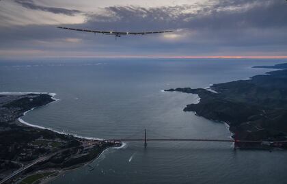 El avión Solar Impulse II completa la vuelta al mundo