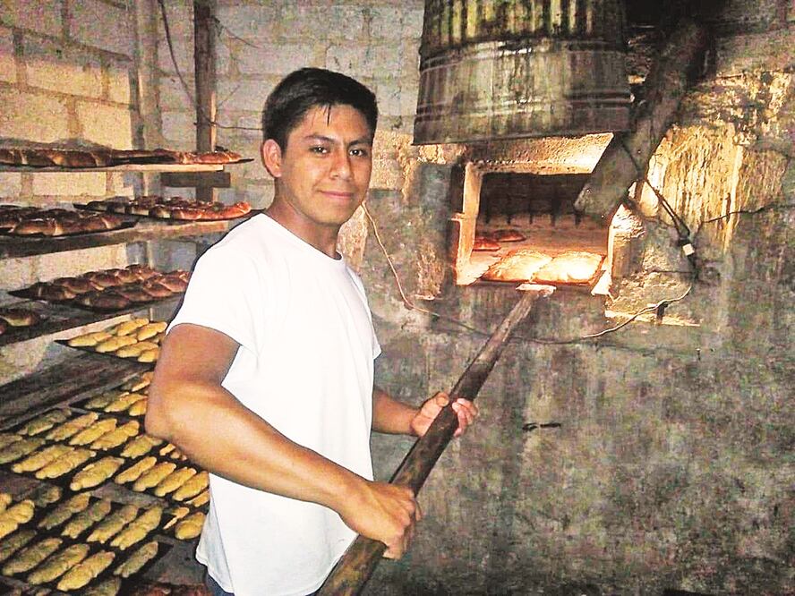 Con seis litros de masa, Juan puede producir hasta 300 panes. Foto: CORTESÍA