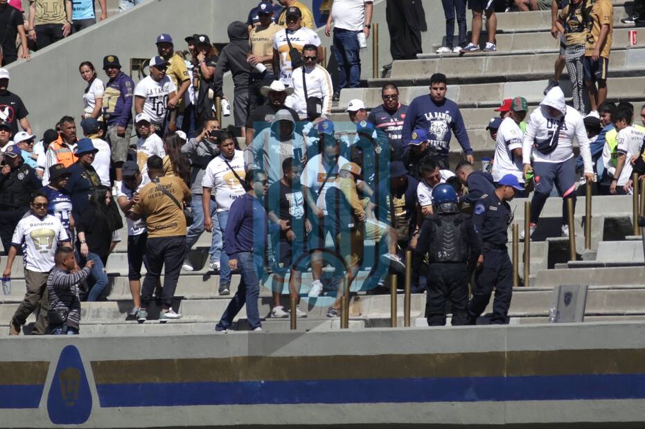 Aficionados de Pumas se pelean en CU - FOTO: CARLOS MEJÍA - EL UNIVERSAL