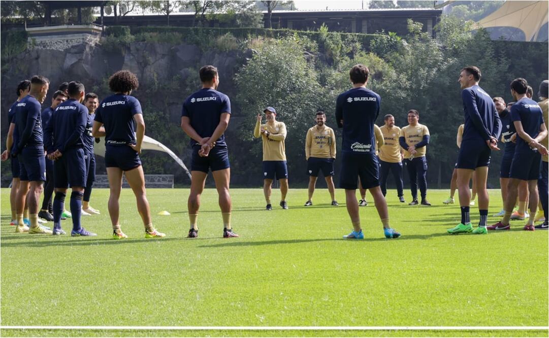 Rafa Puente dirigiendo su primera práctica / Foto: Pumas