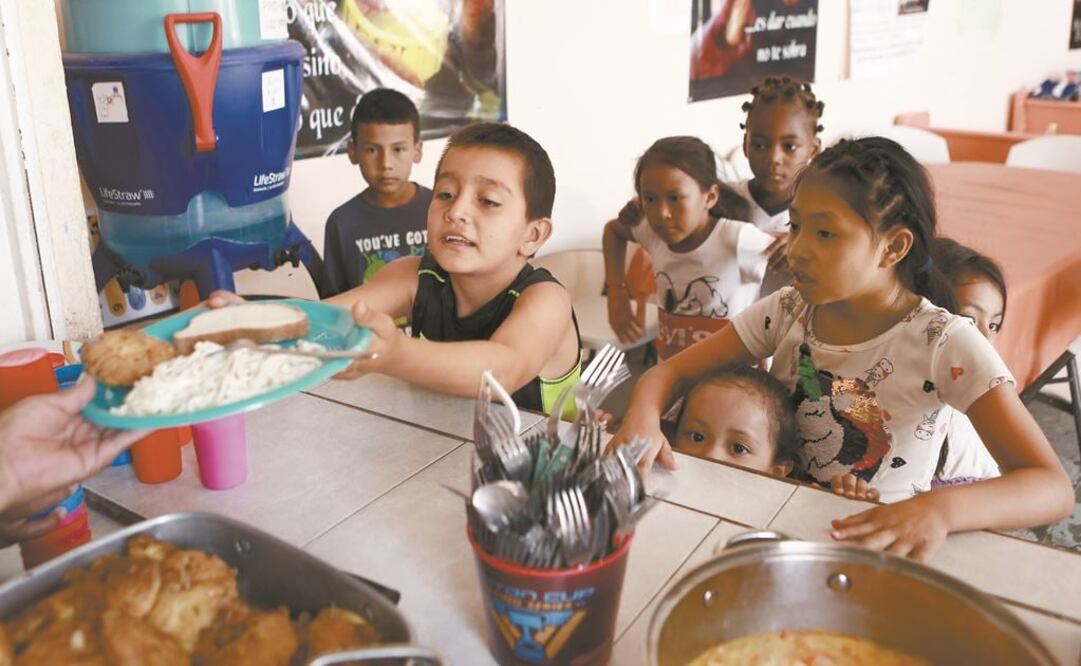 Niños migrantes se forman para recibir comida en el albergue El Buen Samaritano, en Ciudad Juárez. No saben cuánto durará la espera para viajar a EU. Foto: CHRISTIAN TORRES. EL UNIVERSAL