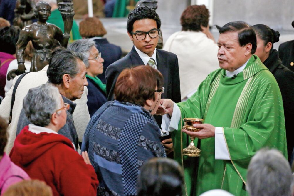 El cardenal Norberto Rivera felicitó al ex presidente de la CEM en Twitter y consideró la noticia una alegría. “Felicito a su eminencia @arzobispoaguiar por el nombramiento de Cardenal. Una alegría para el pueblo católico de México” (CRISTOPHER ROGEL)