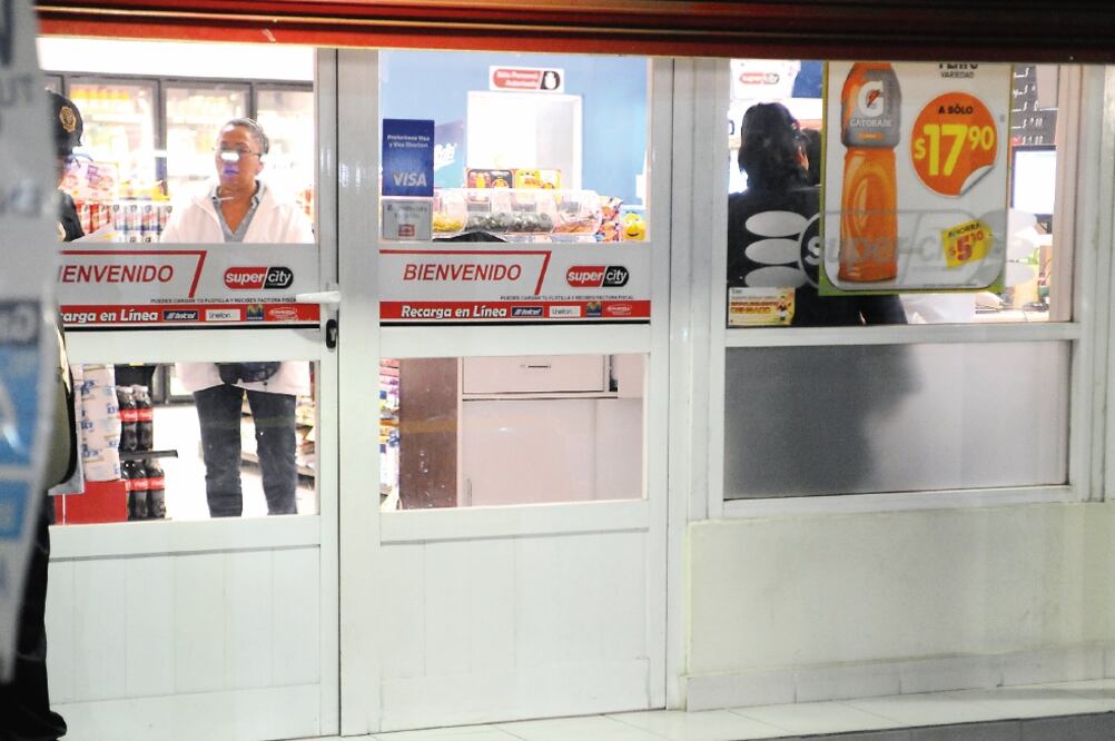 La víctima declaró que los delincuentes lanzaron piedras para romper los cristales y así huir con la caja registradora (ARCHIVO EL UNIVERSAL)