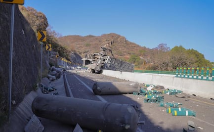 Vuelca tráiler con tanques de gas natural sobre La Pera-Cuautla; conductor se dio a la fuga
