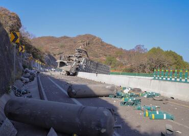 Vuelca tráiler con tanques de gas natural sobre La Pera-Cuautla; conductor se dio a la fuga