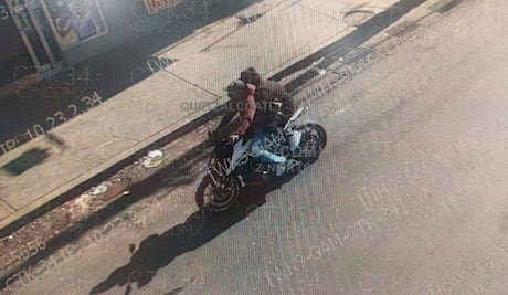 Asalto en banco de Iztacalco deja policía herido y cuentahabiente despojado; responsables huyen en motocicleta