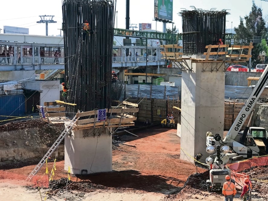 Luego de 16 días del accidente en el que salieron heridos seis trabajadores, la obra en el Centro de Transferencias del Trolebús Chalco-Santa Martha sigue su curso. Foto: Emilio Fernández / EL UNIVERSAL