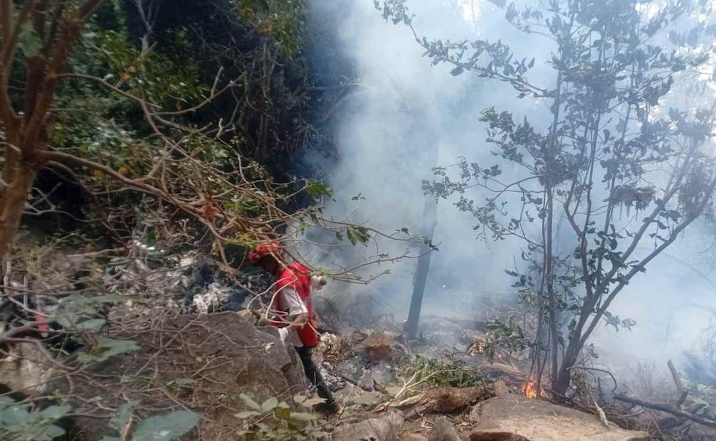 Una fotografía facilitada por la Cruz Roja de Kenia muestra a un miembro del equipo de respuesta a emergencias de la organización trabajando cerca del lugar donde se estrelló un helicóptero en el condado de Samburu, Kenia, el 19 de agosto de 2026. El piloto del helicóptero y seis turistas fallecieron tras estrellarse la aeronave en el monte Ololokwe, según informó la Autoridad de Aviación Civil de Kenia (KCAA). Foto: EFE