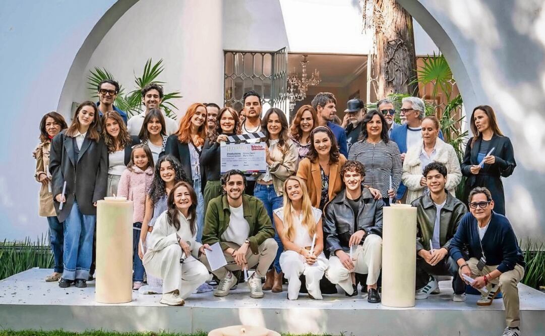 Ochoa estuvo ayer en el claquetazo de la telenovela de Televisa, Hermanas, un amor compartido, producción de Silvia Cano. Foto: Televisa