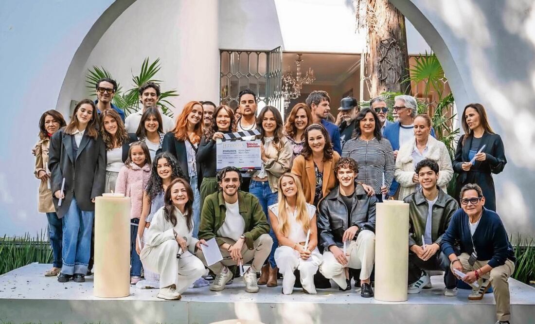 Ochoa estuvo ayer en el claquetazo de la telenovela de Televisa, Hermanas, un amor compartido, producción de Silvia Cano. Foto: Televisa