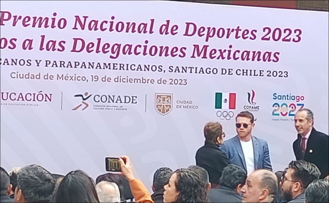 Canelo Álvarez acompañó a Eddy Reynoso en la entrega del Premio Nacional de Deportes 2023 / FOTO: Arturo Sanguino