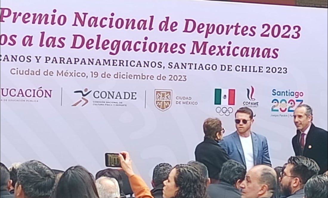 Canelo Álvarez acompañó a Eddy Reynoso en la entrega del Premio Nacional de Deportes 2023 / FOTO: Arturo Sanguino