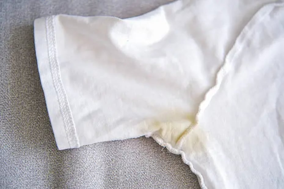 El responsable de las manchas amarillas en la ropa no es el sudor, sino el desodorante. Foto: Unsplash