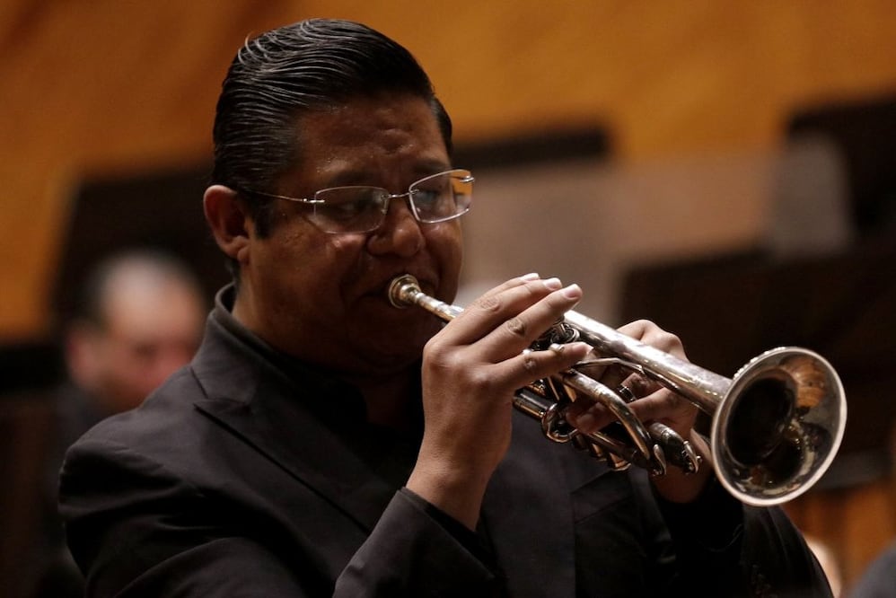Ramón Meza, trompeta solista en el programa de la OSEM, quien tocó el Concierto para trompeta en Mi Mayor de Hummel bajo la batuta de Alejandro Miyaki. Crédito: Secretaría de Cultura y Turismo