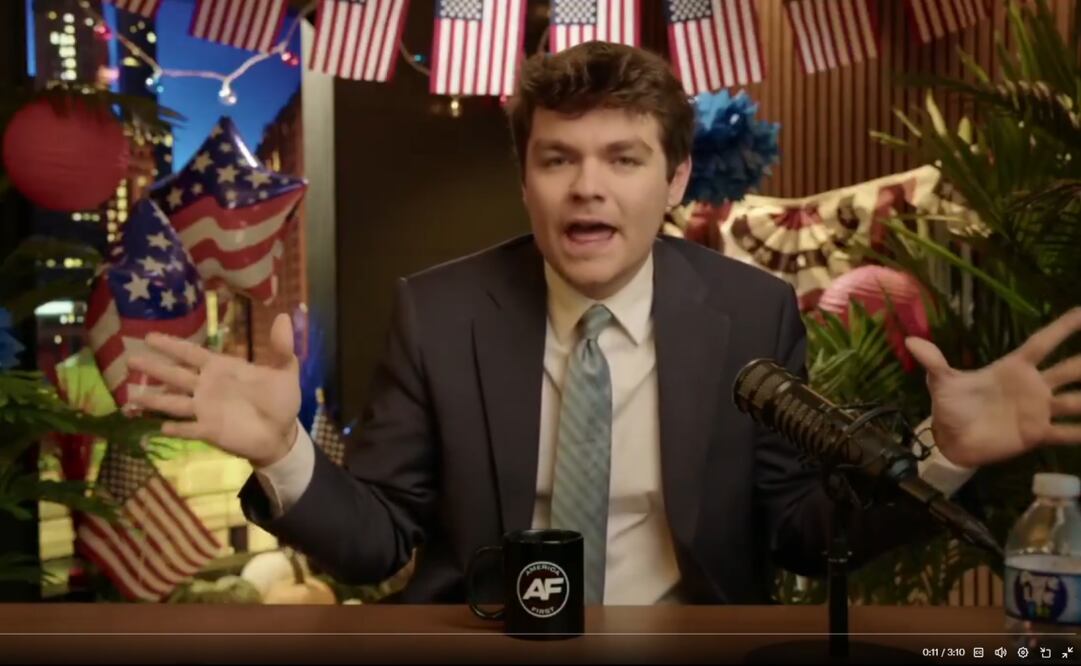 El influencer ultraderechista Nick Fuentes enfrentará un cargo de agresión tras ser acusado de rociar gas lacrimógeno a una mujer que llegó a su casa en Berwyn, Illinois, luego de que se filtrara su dirección tras una polémica publicación en redes sociales. (07/12/24) Foto: Captura de Pantalla