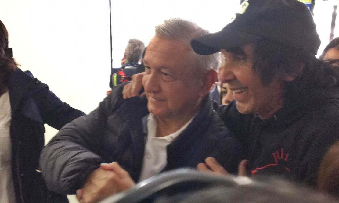 AMLO y Cepillín se encuentran en el AICM y se dan un largo abrazo