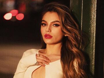 Sofía Castro deslumbra con vestido de novia floral en su boda civil