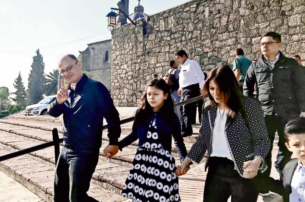 Alfredo Oropeza, quien estuvo acompañado por su familia, dijo que su visita al templo católico se debe a que “ahí lo bautizaron, ahí se casó y también bautizó a sus hijos”, por lo que es un lugar simbólico para sus proyectos. Foto: REBECA JIMÉNEZ