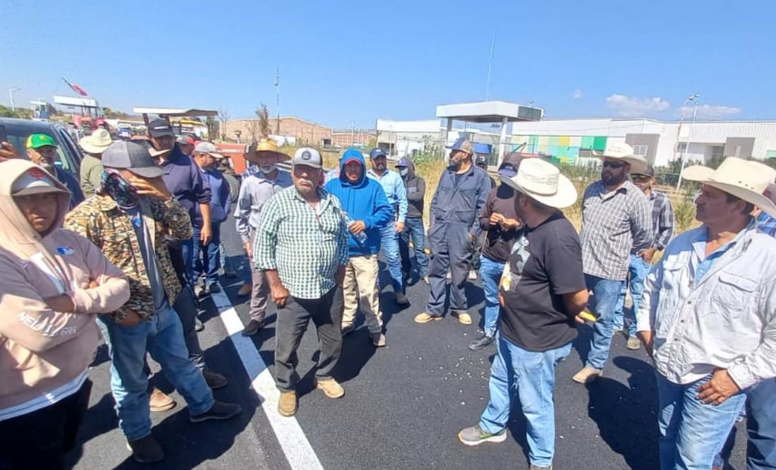 Agricultores de Guanajuato se resisten a liberar la carretera Salamanca-Celaya. Foto: Xóchitl Álvarez