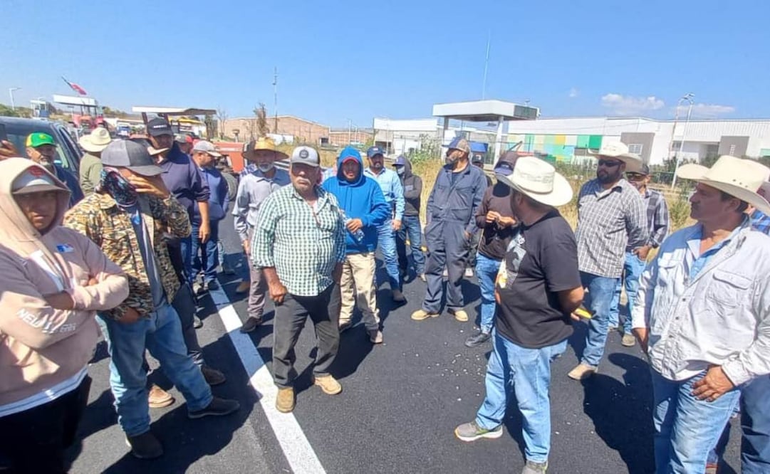 Agricultores de Guanajuato se resisten a liberar la carretera Salamanca-Celaya. Foto: Xóchitl Álvarez