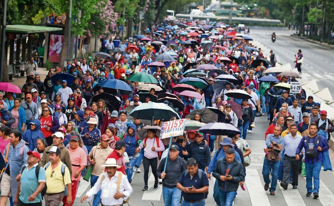 Maestros disidentes se manifestaron ayer una vez más sobre Paseo de la Reforma, a la altura de la glorieta de la Diana Cazadora. Foto: Axel Sánchez / EL UNIVERSAL