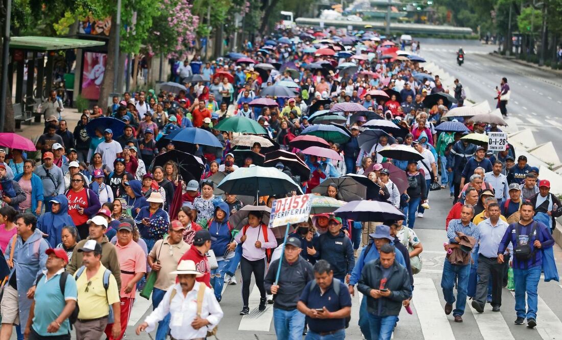 Maestros disidentes se manifestaron ayer una vez más sobre Paseo de la Reforma, a la altura de la glorieta de la Diana Cazadora. Foto: Axel Sánchez / EL UNIVERSAL