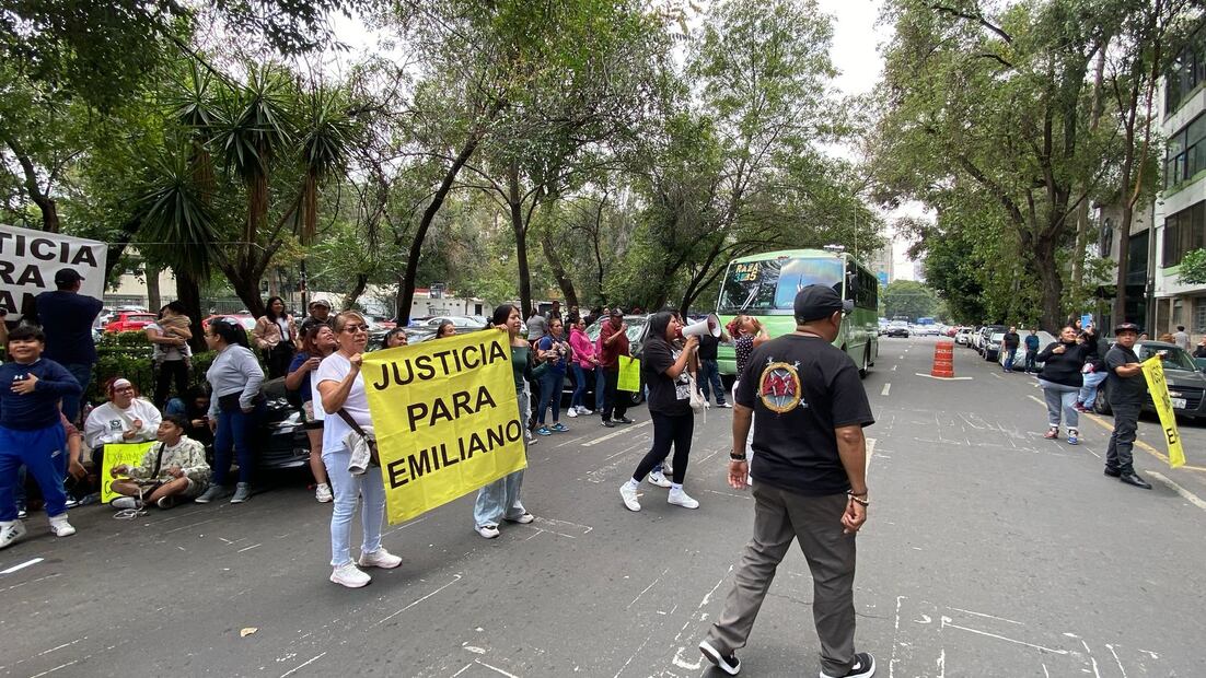 Familiares de Emiliano exigen justicia toda vez que el niño perdió una pierna y un testículo, además de estar muy grave en el hospital. (Foto: Juan Carlos Williams/ EL UNIVERSAL)