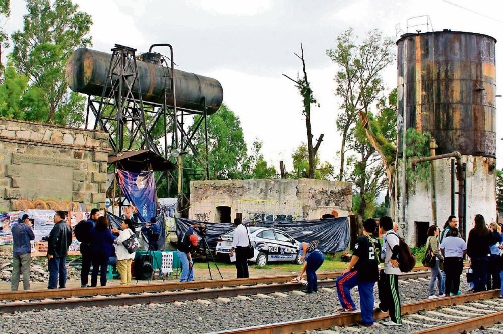 A la lumbrera ubicada en la antigua estación del ferrocarril en el barrio San Bartolo El Bajo, en este municipio, llegaron supuestos familiares de desaparecidos, quienes demandaron a la PGJEM cumplir con los protocolos de rescate (ARMANDO MONROY. CUARTOS)