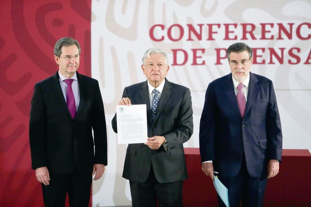 Esteban Moctezuma, titular de la SEP; el presidente Andrés Manuel López Obrador, y Julio Scherer Ibarra, consejero jurídico del Ejecutivo, durante la conferencia matutina en Palacio Nacional. (IVÁN STEPHENS. EL UNIVERSAL)
