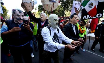 Seguidores de AMLO "detienen y apresan" a expresidentes de México