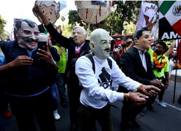 Seguidores de AMLO "detienen y apresan" a expresidentes de México